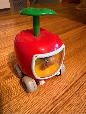 vintage 1995 Tomy Richard Scarry Lowly Worm "Push N Go" Apple Car toy